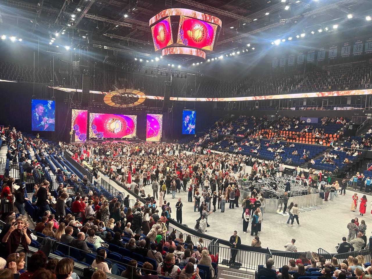 Фото Тысячи фанатов в кокошниках поют «Плывет веночек». В «Сибирь-Арена» с аншлагом проходит грандиозный концерт Надежды Кадышевой. ОНЛАЙН 3